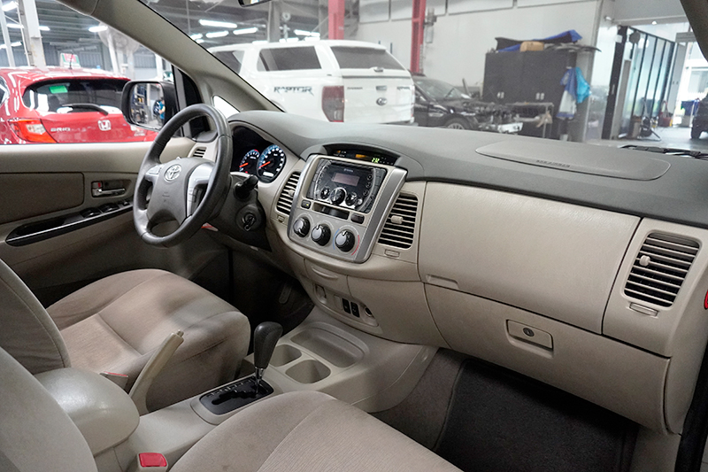 Toyota Innova 2.0AT 2016 - 13