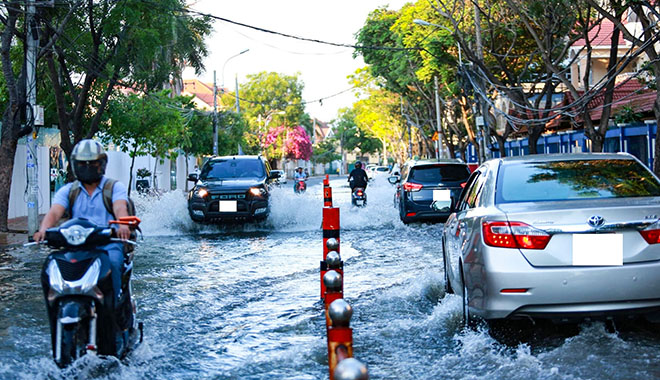 Dù gần thoát khỏi vùng ngập cũng tránh tăng ga đột ngột, hãy cẩn trọng tăng ga từ từ.