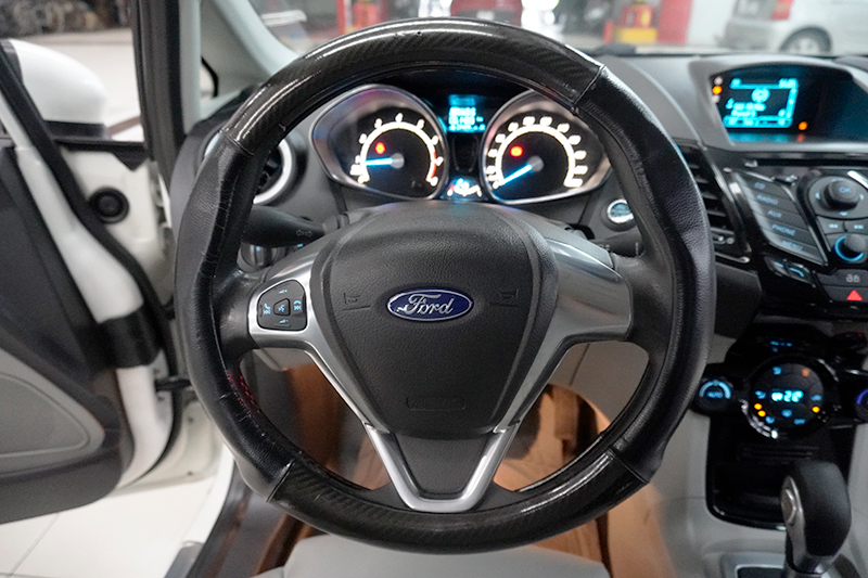 Ford Fiesta 1.5AT 2016 - 10