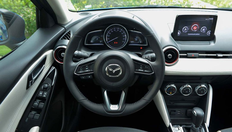 Vô lăng sử dụng trên Mazda 2 là vô lăng 03 chấu, bọc da