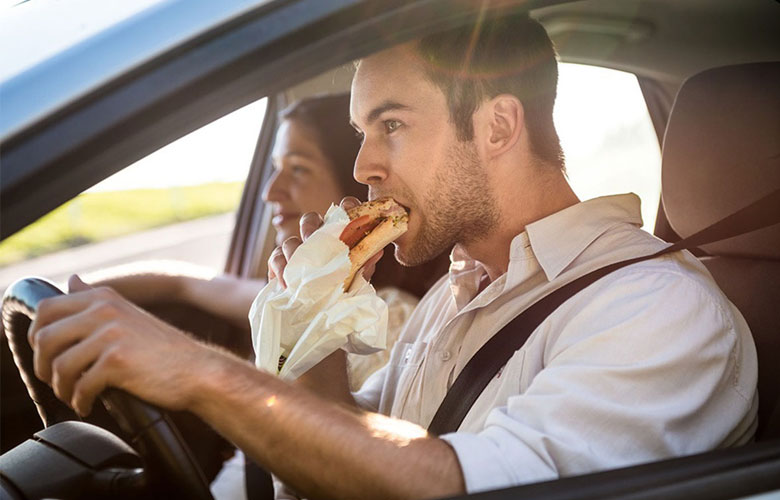 Ăn trong lúc lái xe