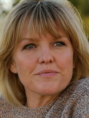 Ashley Jensen — celebrity look-alike to Amanda Tapping