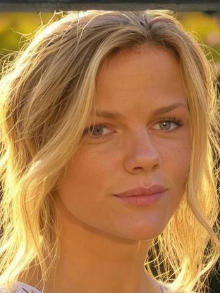 Brooklyn Decker — celebrity look-alike to Elisha Cuthbert