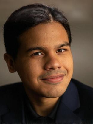 Carlos Valdes — celebrity look-alike to Steven Strait