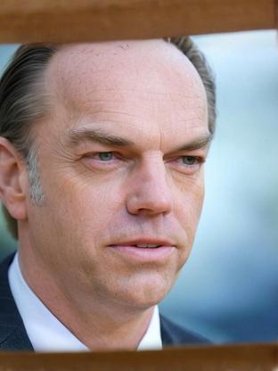 Hugo Weaving — celebrity look-alike to Scott Adsit