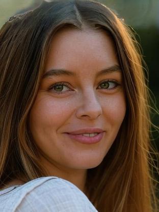 Keeley Hazell — celebrity look-alike to Piper Perabo