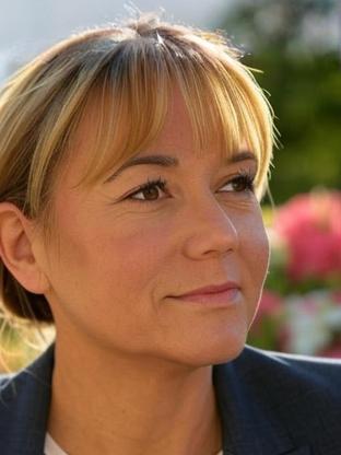 Megyn Price — celebrity look-alike to Sophie Thompson