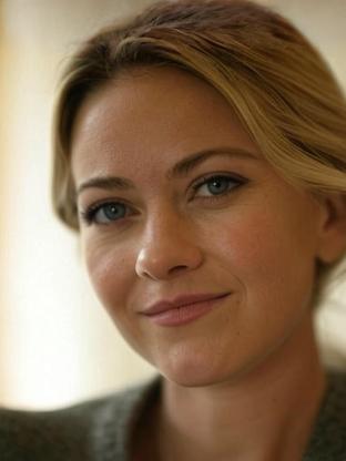 Meredith Hagner — celebrity look-alike to Beth Behrs