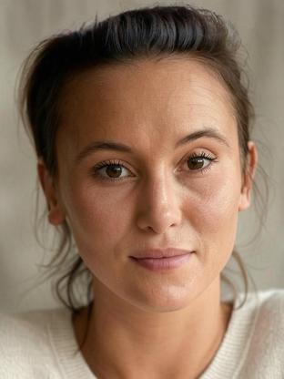 Peri Baumeister — celebrity look-alike to Sarah Sutherland