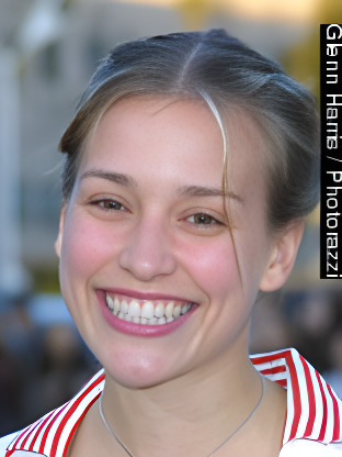 Piper Perabo — celebrity look-alike to Hailey Bieber