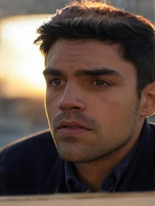 Person who looks like David Giuntoli