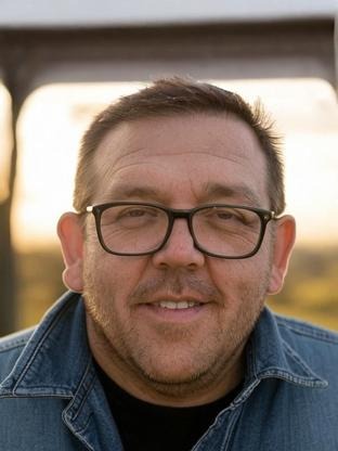 Person who looks like Ricky Gervais
