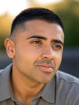 Person who looks like Hasan Minhaj