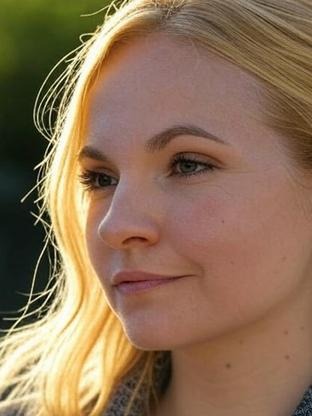 Person who looks like Melissa Rauch