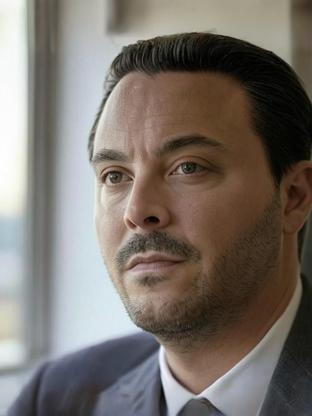 Person who looks like Thomas Sadoski