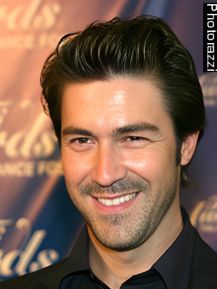 Person who looks like Adrian Grenier