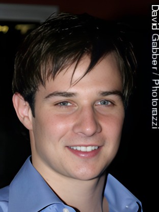 Person who looks like Patrick Schwarzenegger