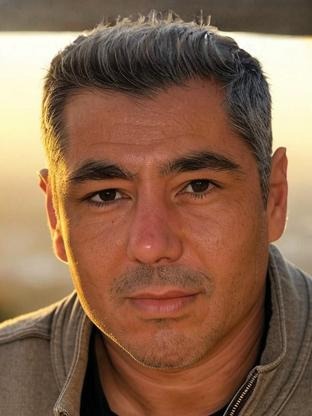 Person who looks like Darren Barnet