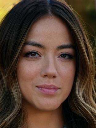Person who looks like Mary Mouser