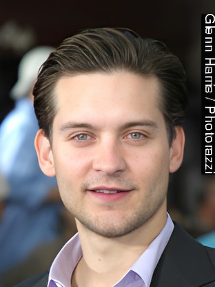 Person who looks like Lucas Bravo