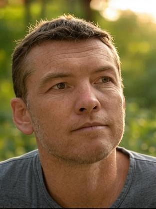 Person who looks like Luke Hemsworth