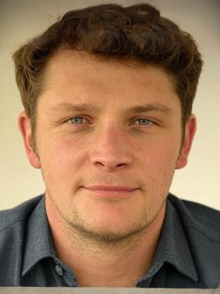 Person who looks like Iwan Rheon