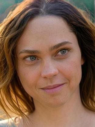 Person who looks like Juliet Landau