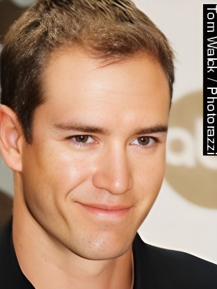 Person who looks like Manuel Garcia-Rulfo