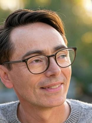 Person who looks like Aidan Gallagher