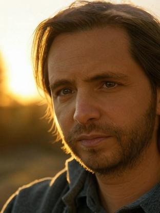 Person who looks like David Oakes