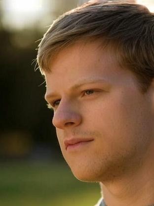 Person who looks like Iwan Rheon