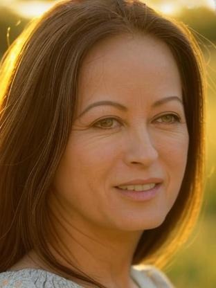 Person who looks like Merle Oberon
