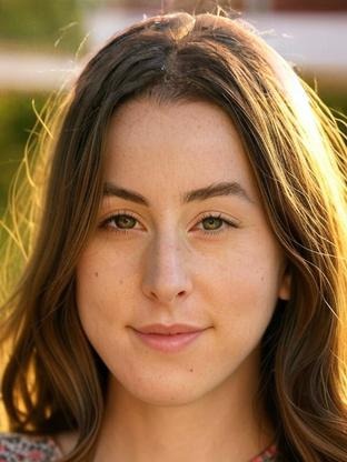 Person who looks like Thomasin McKenzie