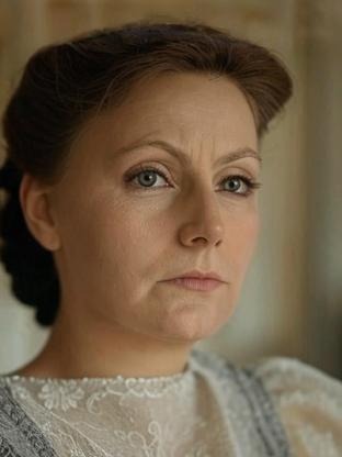 Person who looks like Loretta Young