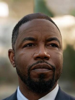 Person who looks like Isaiah Mustafa