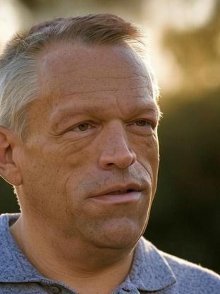 Person who looks like Paul Bettany