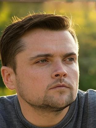 Person who looks like Ray Nicholson