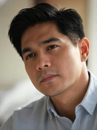 Person who looks like John Lloyd Cruz