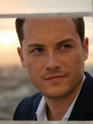 Person who looks like Christopher Masterson