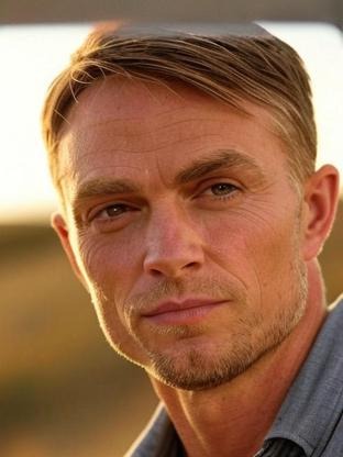 Person who looks like Penn Badgley