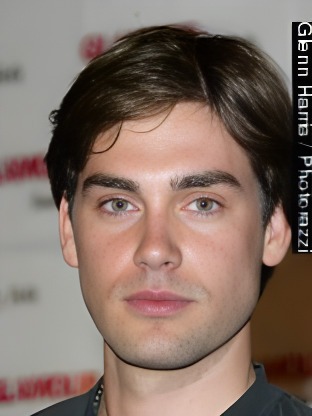 Person who looks like Thomas Dekker