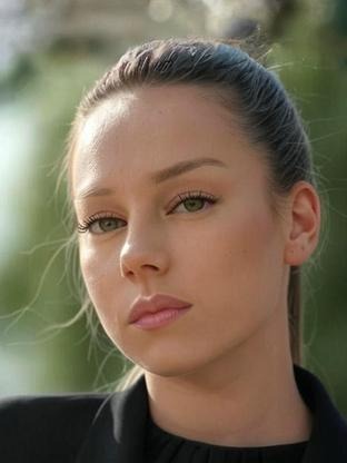 Person who looks like Grace Van Dien