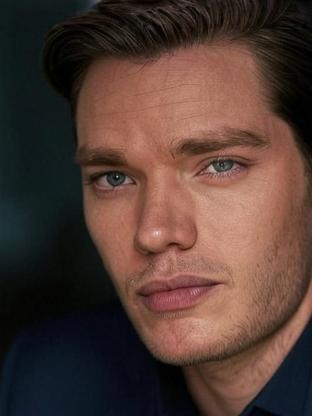Person who looks like Ray Nicholson