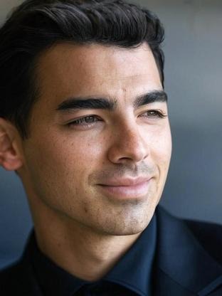 Person who looks like Adrian Grenier