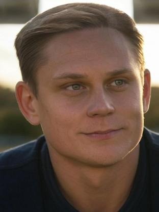 Person who looks like Tom Glynn-Carney