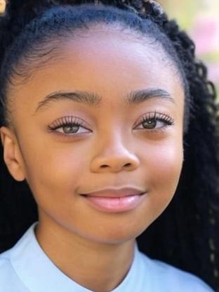 Person who looks like SZA (Singer)