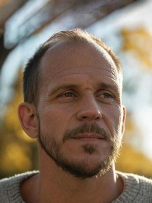 Person who looks like Tom Hardy