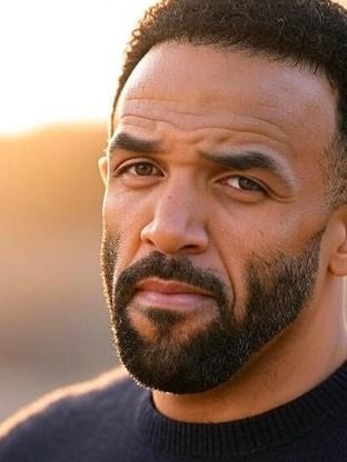 Person who looks like Shawn Wayans