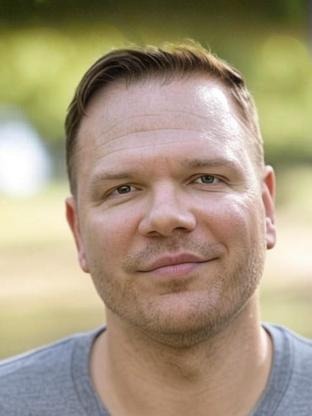 Person who looks like Dane Cook