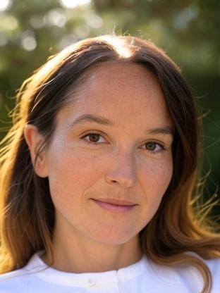 Person who looks like Samantha Sloyan